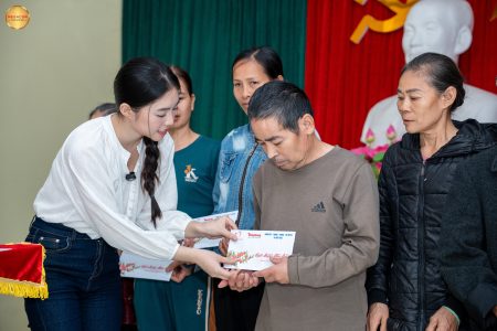 CHÂU ANH, THUỲ DƯƠNG TRONG HÀNH TRÌNH THIỆN NGUYỆN "KHÔNG AI BỊ BỎ LẠI PHÍA SAU" 10 CHÂU ANH, THUỲ DƯƠNG TRONG HÀNH TRÌNH THIỆN NGUYỆN “KHÔNG AI BỊ BỎ LẠI PHÍA SAU”