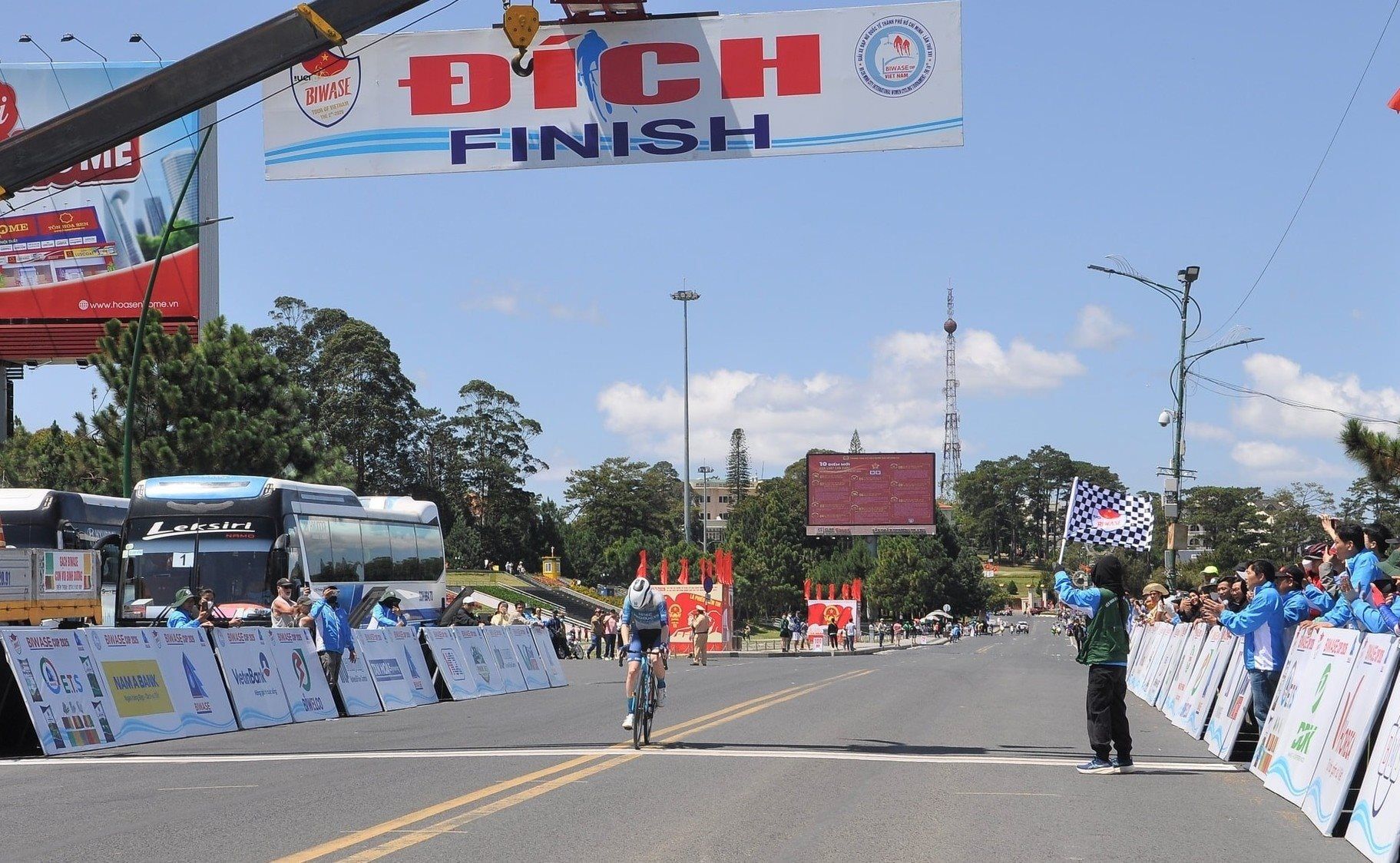 4-tay-dua-magdalene-lind-cua-doi-hitec-products-fluid-control-na-uy-but-toc-o-nhung-met-cuoi-va-mot-minh-can-dich-dau-tien