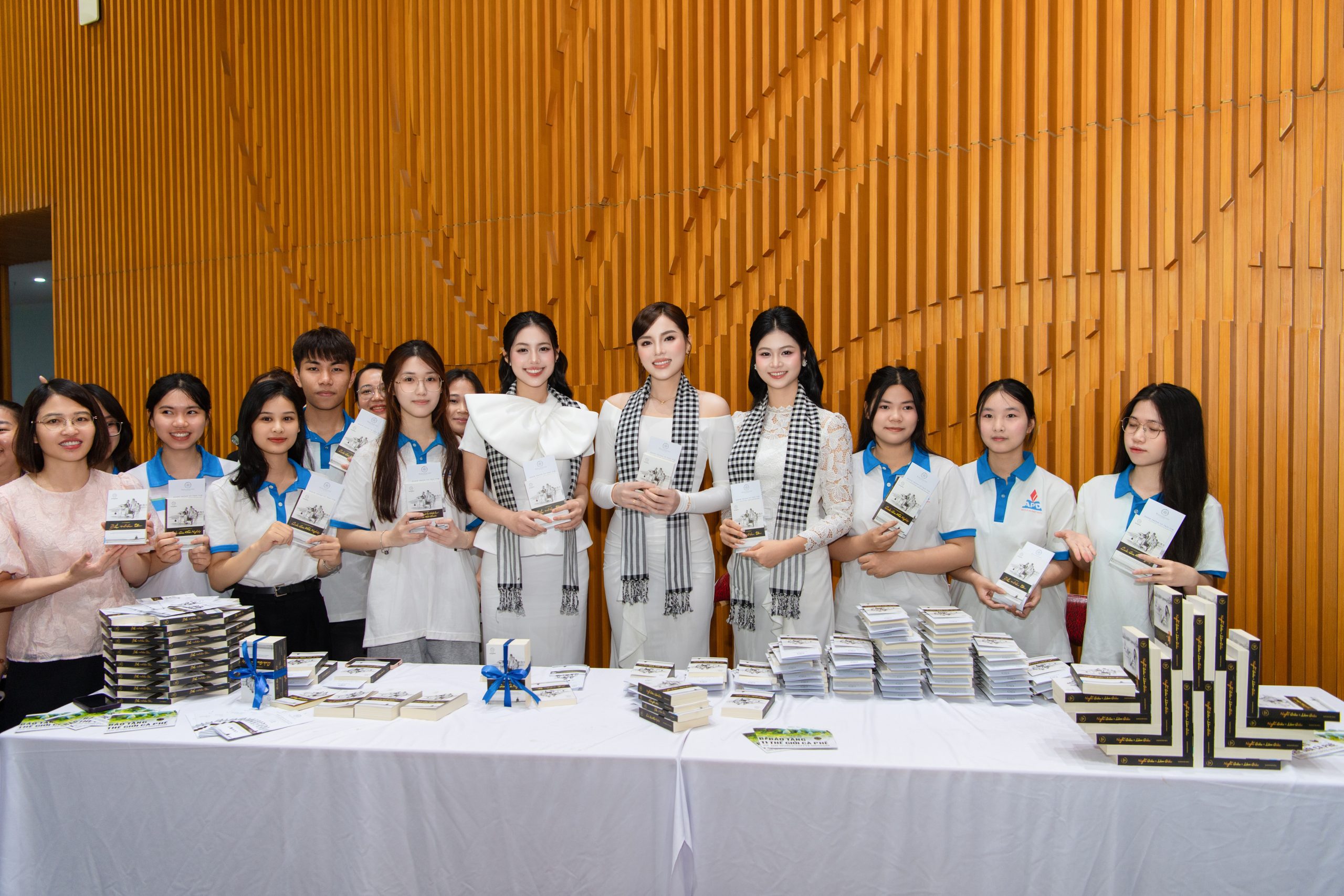 TỪ KỶ LUẬT QUÂN ĐỘI ĐẾN PHỤNG SỰ: Á HẬU CHÂU ANH LAN TỎA LÝ TƯỞNG SỐNG TÍCH CỰC TẠI “HÀNH TRÌNH TỪ TRÁI TIM” 6 DSC_6493