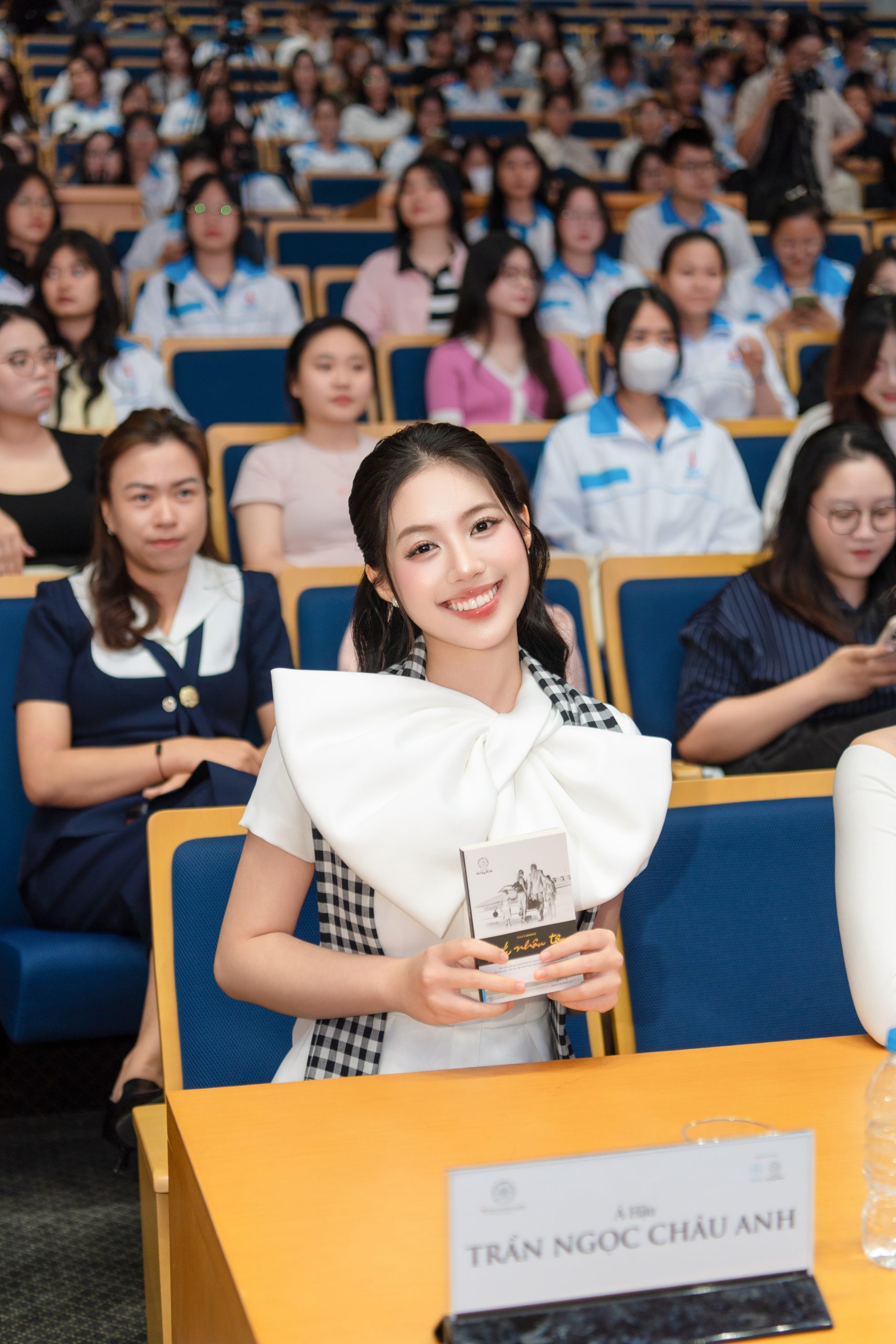 TỪ KỶ LUẬT QUÂN ĐỘI ĐẾN PHỤNG SỰ: Á HẬU CHÂU ANH LAN TỎA LÝ TƯỞNG SỐNG TÍCH CỰC TẠI “HÀNH TRÌNH TỪ TRÁI TIM” 2 DSC_6550