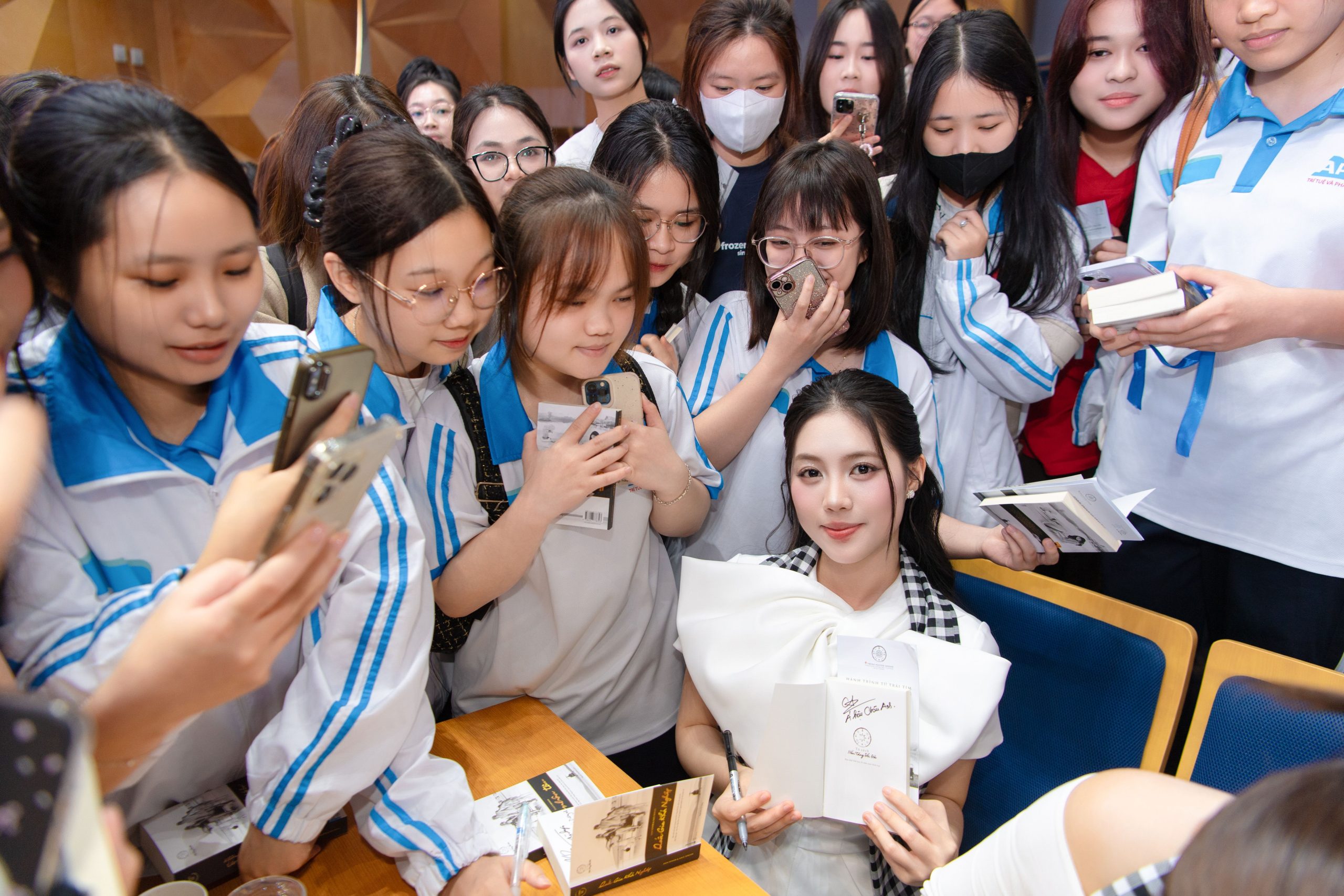 TỪ KỶ LUẬT QUÂN ĐỘI ĐẾN PHỤNG SỰ: Á HẬU CHÂU ANH LAN TỎA LÝ TƯỞNG SỐNG TÍCH CỰC TẠI “HÀNH TRÌNH TỪ TRÁI TIM” 4 DSC_7397