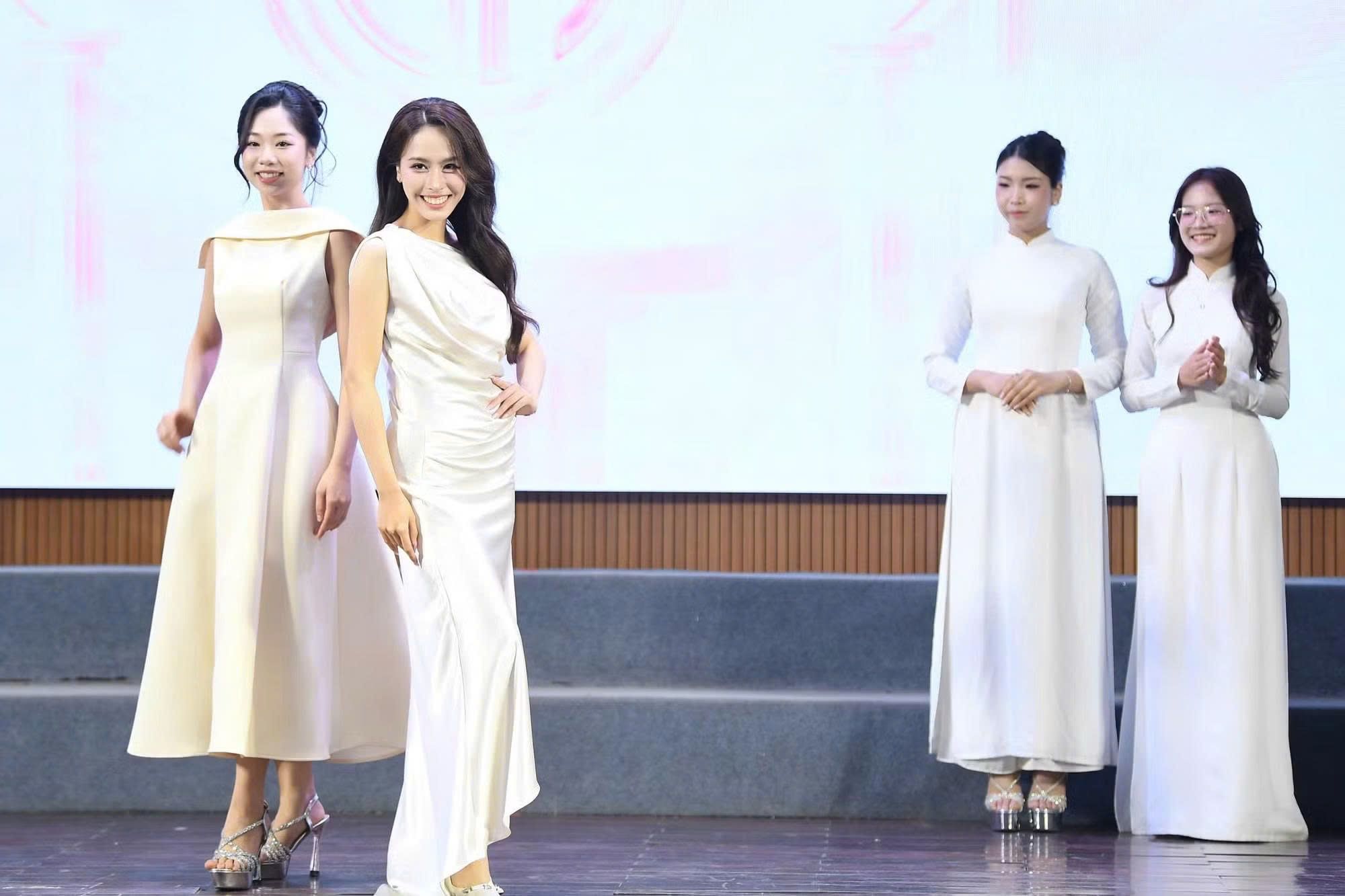 ĐẠI SỨ THUỲ DƯƠNG, Á HẬU NGỌC HẰNG VÀ MÀN CATWALK KHUẤY ĐỘNG BUỔI TUYỂN SINH HOA HẬU VIỆT NAM 2026 1 z7838330115443_d4b230ed503166686e9ffb4c4100b8f4