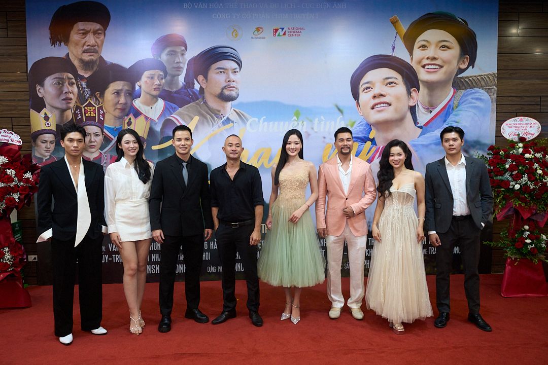Á hậu Vân Nhi cùng đạo diễn Trần Chí Thành và dàn diễn viên trong buổi họp báo